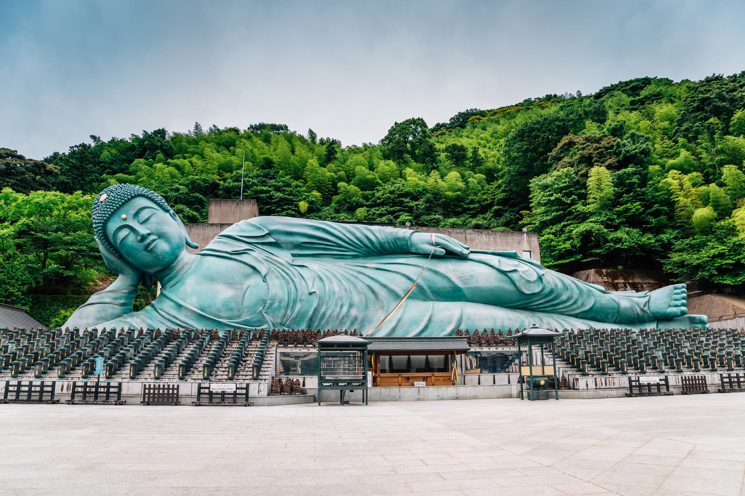 Le temple Nanzo-in, à 25 minutes en train de Fukuoka, attire de nombreux pélerins qui viennent voir le bouddha allongé.