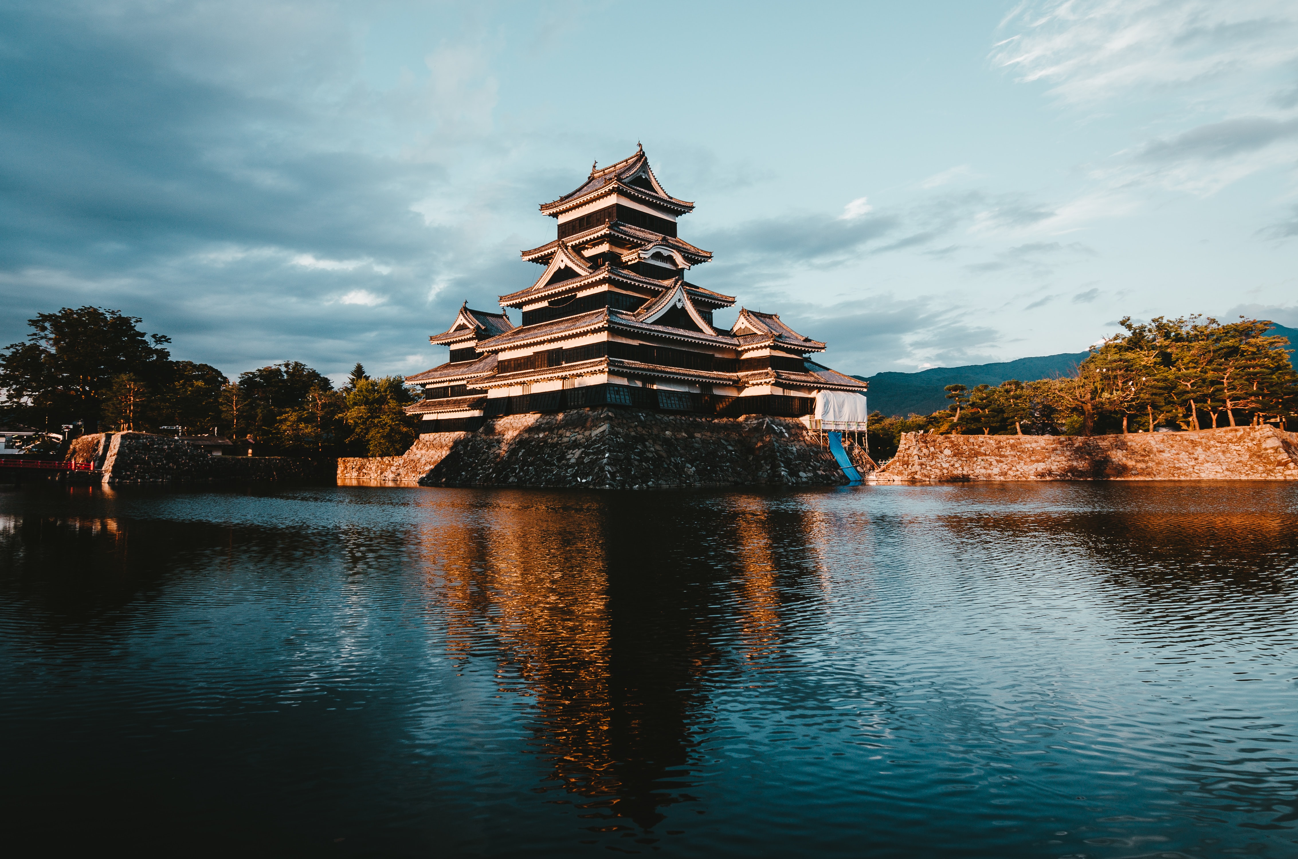 Matsumoto Castle, wegen seines dunklen Äußeren auch als "Raven Castle" bekannt