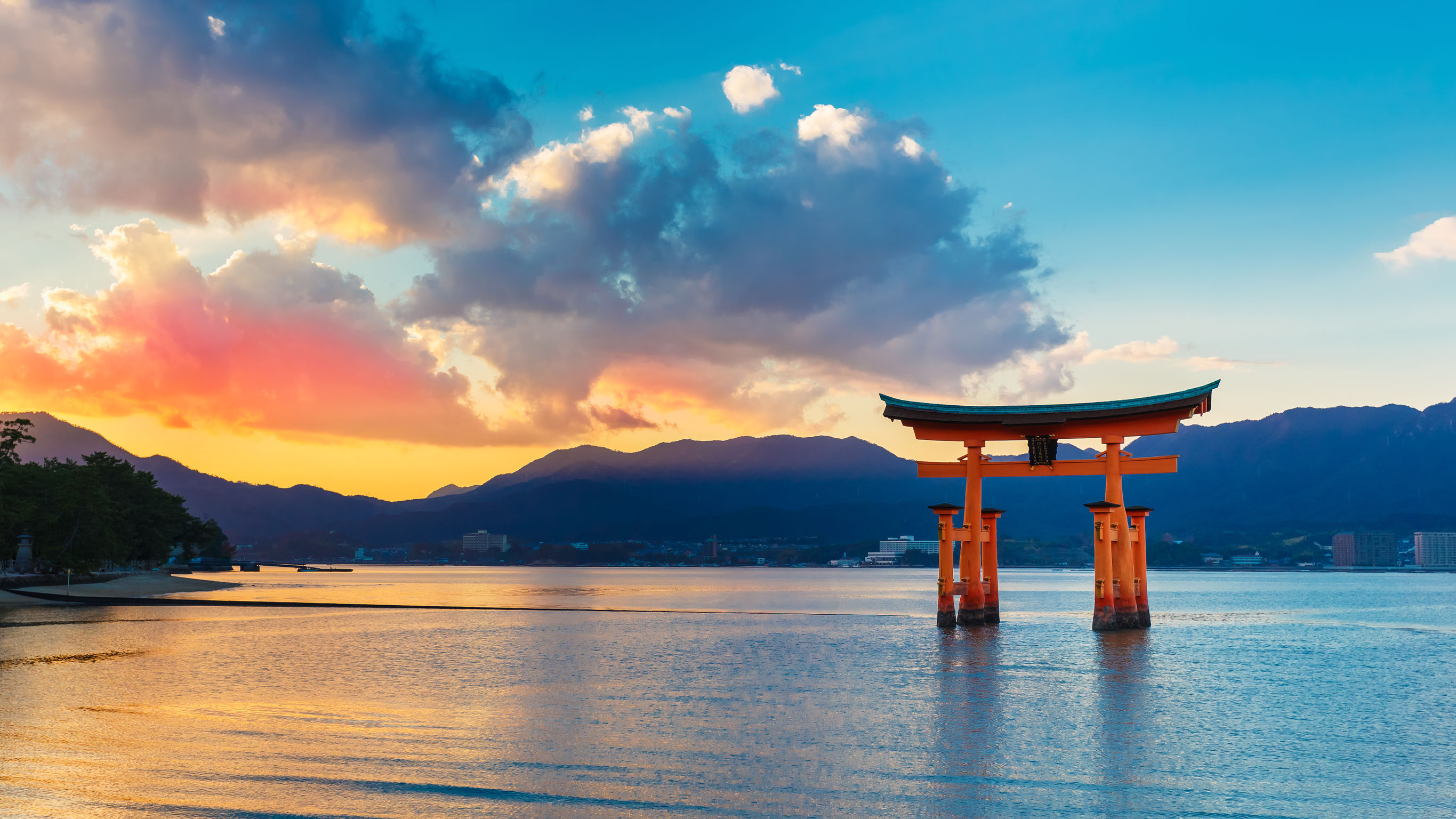 This famous vermilion "torii" gate that soaks your feet by the sea is a classic landscape of traditional Japan, at the entrance to Miyajima Island off the coast of Hiroshima