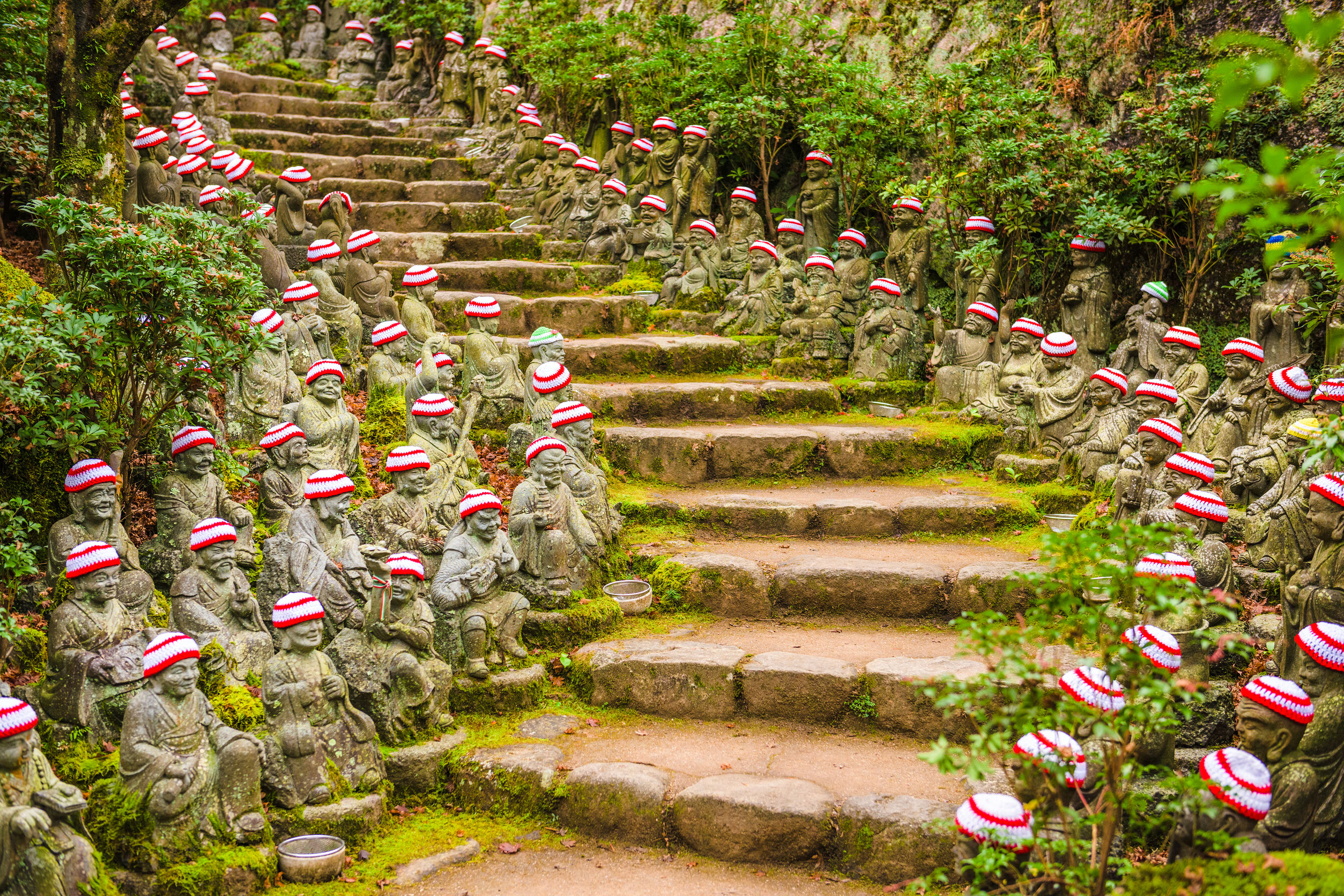 El templo de Daisho-in, un poco apartado en la isla sagrada de Miyajima, merece una visita con sus 500 pequeñas estatuas budistas con gorra