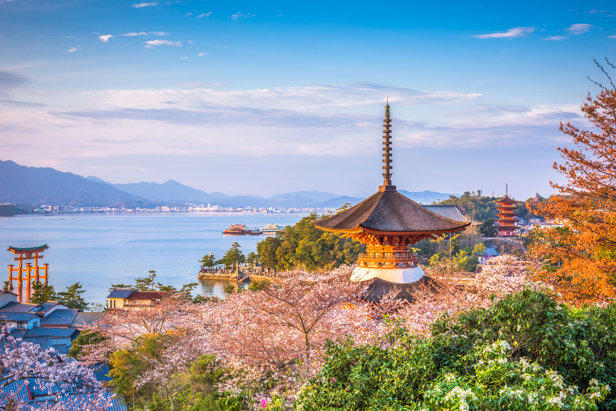 L'isola sacra di Miyajima e il suo famoso torii con i piedi nell'acqua, merita una visita al largo di Hiroshima in Giappone