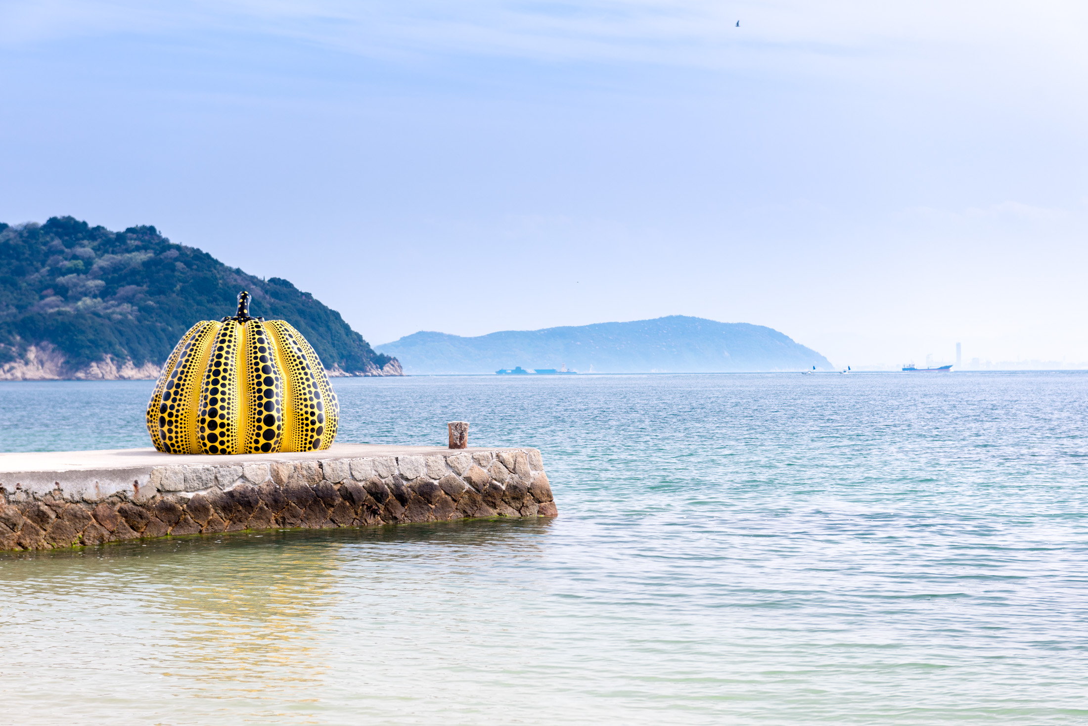 Yayoi Kusama's yellow pumpkin, symbol of Naoshima, the artistic island to visit in Japan Inland Sea