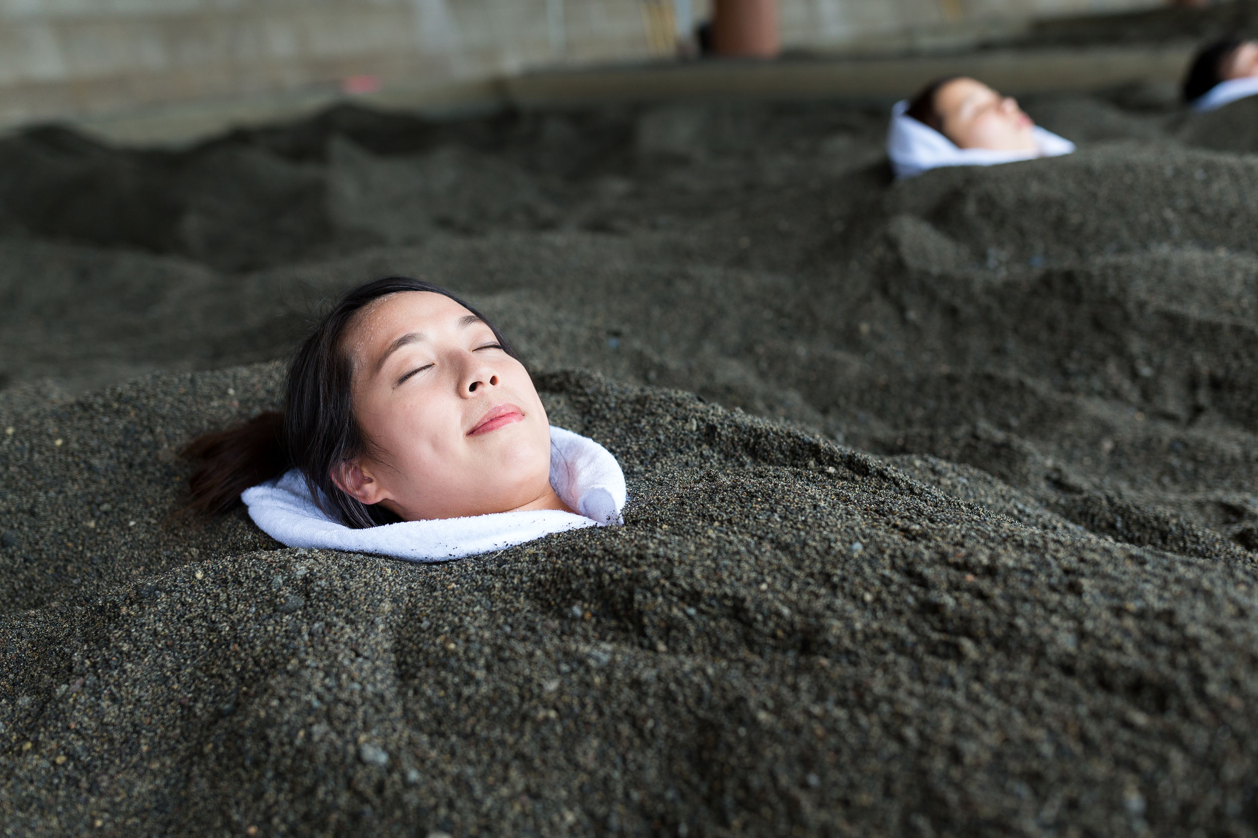 Sur la plage de sable noir volcanique de Beppu, vous pourrez bénéficier d'un "bain de sable" face à la mer : On vous enterrera jusqu'au cou, après quoi de la chaleur envahira tout votre corps, augmentant votre bien-être !