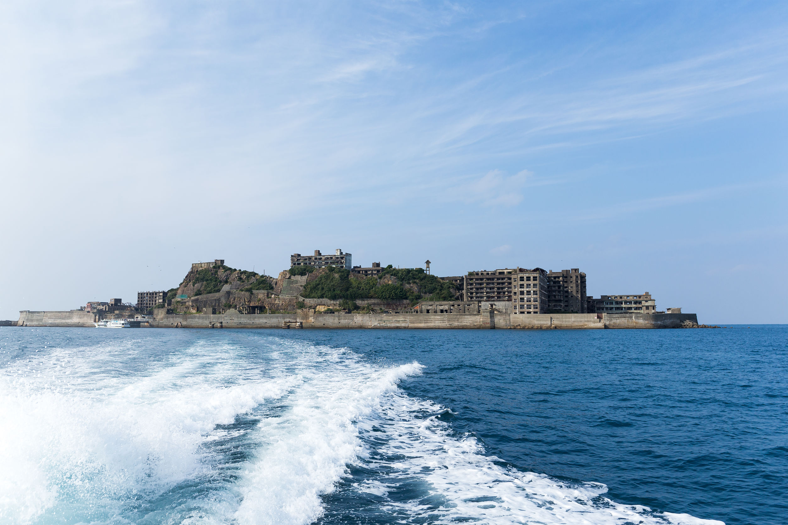 L'île fantôme de Gunkanjima, au large de Nagasaki, est un lieu à visiter. Ancienne mine de charbon, elle a abrité plus de 5300 ouvriers, en faisant la plus forte densité au monde