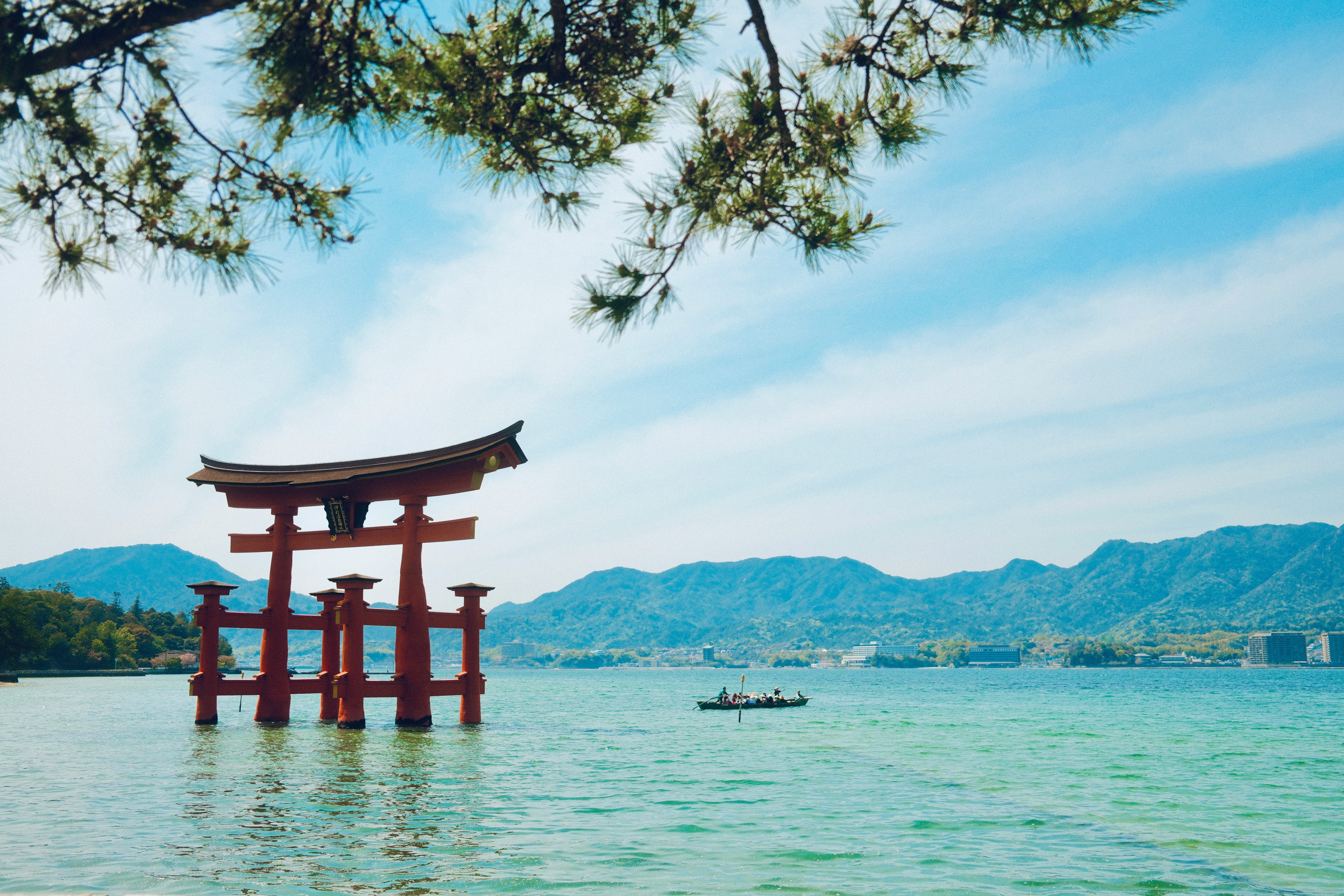 Un grand plan d'eau avec un torii au milieu