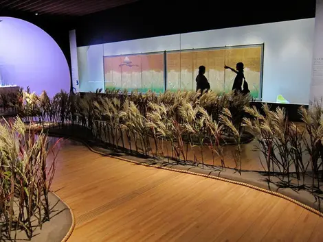 Suntory Museum in Akasaka is dedicated to the art 'crafts presents over three thousand objects.