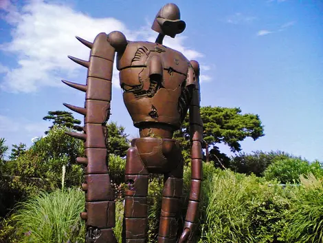 Un robot garde de Raputa surveille d'entrée du musée depuis la terrasse.