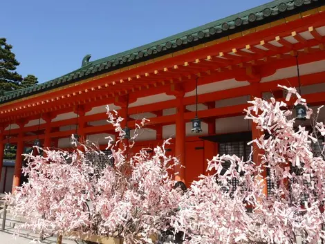 L'inaugurazione del Heian Jingu-ha avuto luogo 15 marzo 1895 in occasione del 1100 ° anniversario della fondazione di Kyoto.
