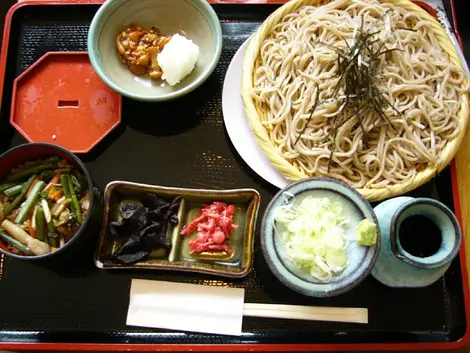 Les shinshû soba, de fines nouilles de sarrasin plongées dans un bouillon chaud, sont un bon repas après une journée de ski.