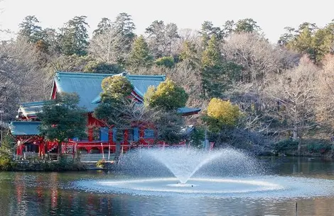 Además de patos y botes el Inokashira Onshi Koen también contiene un pequeño templo dedicado a la diosa del amor Benzaiten.