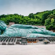 El templo Nanzo-in, a 25 minutos en tren desde Fukuoka, atrae a muchos peregrinos que vienen a ver al Buda reclinado.