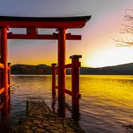 Heiwa no Torii dans le lac d'Hakone, un lieu magique et incontournable à visiter proche du Mont Fuji