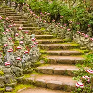 El templo de Daisho-in, un poco apartado en la isla sagrada de Miyajima, merece una visita con sus 500 pequeñas estatuas budistas con gorra