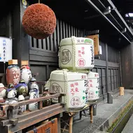 Probieren Sie japanischen Sake in Brauereien