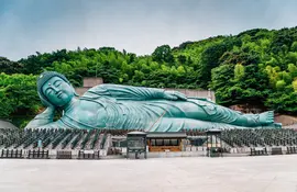 El templo Nanzo-in, a 25 minutos en tren desde Fukuoka, atrae a muchos peregrinos que vienen a ver al Buda reclinado.