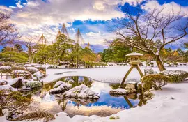 Kenroku-en garden, one of the 3 most beautiful in Japan : a must-see in Kanazawa, especially in Winter