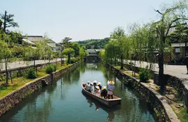 The town of Kurashiki is lined with canals and picturesque streets: a romantic city worth a visit!
