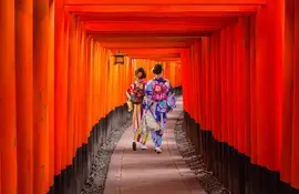 Les femmes en kimonos traditionnels japonais marchant à Fushimi Inari à Kyoto, au Japon
