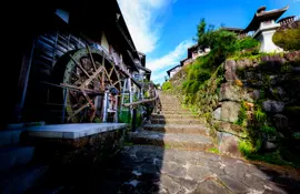 Wanderweg entlang der alten Nakasendo-Straße zwischen Magome und Tsumago in den japanischen Alpen