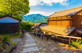 Wandern Sie entlang des Nakasendo zwischen Magome und Tsumago in den japanischen Alpen