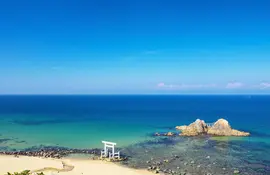 La cité balnéaire de Itoshima, avec son célèbre sanctuaire blanc sur la plage, à quelques dizaines de minutes de train de Fukuoka