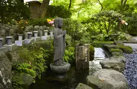 Agréable jardin fleuri, vue dégagée sur la mer ou encore statue à onze tête couverte de feuilles d'or : le temple Hasedera, à Kamakura, mérite le voyage depuis Tokyo !