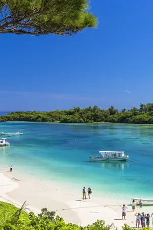 De toutes les plages d’Okinawa, celle de Kabira sur l’île d’Ishigaki fait sans aucun doute partie des plus magiques. Barrière de coraux, sable fin et eau turquoise, un véritable petit paradis !