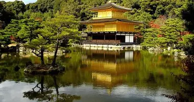 Il padiglione d'oro, Kinkakuji, si trova nel quartiere di Kita a Kyoto.