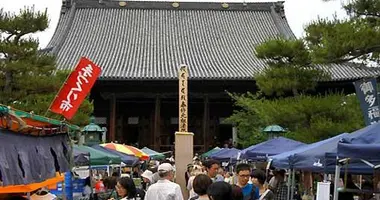 Hyakumanben market