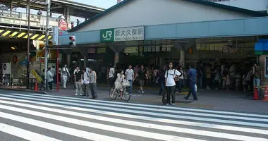 La stazione del quartiere coreano Okubo a Tokyo.