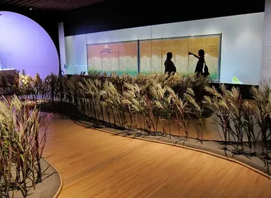 Suntory Museum in Akasaka is dedicated to the art 'crafts presents over three thousand objects.