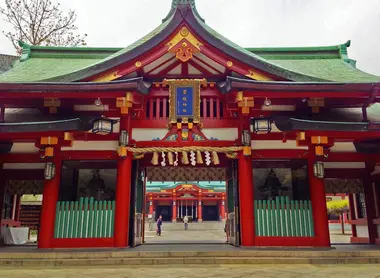 Le sanctuaire Hie-Jinja est dédié à Oyamakui-no-kami, le gardien de la montagne et protecteur de la ville de Tokyo.