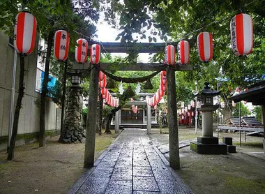 Entrada al santuario Ikari Jinja.