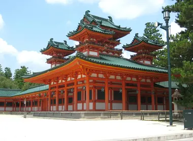 L'Heian-Jingu a Kyoto fu eretto in onore dell'era Heian (794-1185), e del suo fondatore, il cinquantesimo imperatore del Giappone, Kammu (737-806).