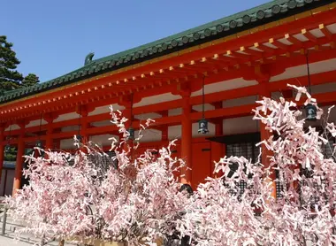 L'inaugurazione del Heian Jingu-ha avuto luogo 15 marzo 1895 in occasione del 1100 ° anniversario della fondazione di Kyoto.