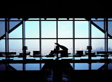 A piano is over the panoramic view of Tokyo and participates in the jazzy atmosphere of the New York Bar in Shinjuku.