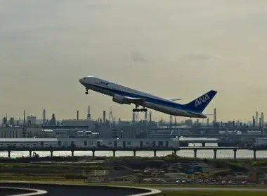 Boeing 777-200 de la aerolínea ANA despegando de una pista del aeropuerto de Haneda.