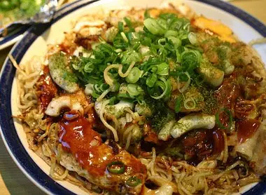Hiroshimayaki, die Spezialität Hiroshimas.