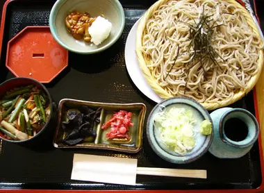 Les shinshû soba, de fines nouilles de sarrasin plongées dans un bouillon chaud, sont un bon repas après une journée de ski.