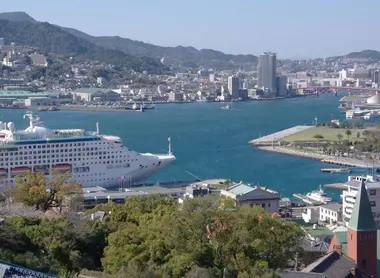 Vista del puerto de Nagasaki desde el Jardín Glover.