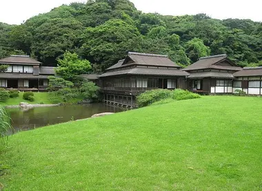 Vista del estanque y las casas de Jardín Sankeien.