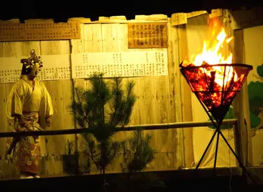Una presentación de Takigi Noh, a la luz de una antorcha, bajo una atmósfera mágica.