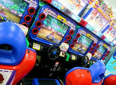 Dans les nombreuses salles d'arcade de Tokyo, les joueurs peuvent retrouver tous les styles de jeux.