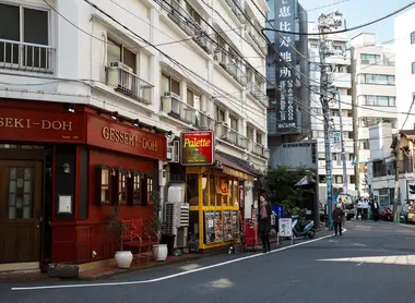 A Daikayama wedged between Shibuya, Ebisu and Nakameguro, pretty small bakeries used to enjoy French or Viennese pastries in Tokyo.