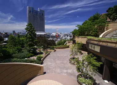 Terasse des großen Kaufhauses Namba Parks