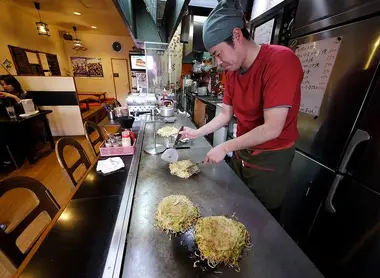 Un restaurant d'okonomiyaki