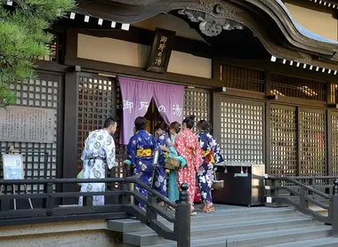 Un groupe de baigneurs devant le Gosho no yu