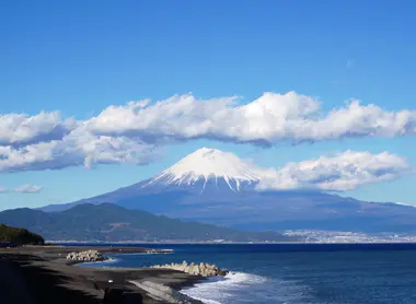 Le mont Fuji depuis la plage de pins de Miho, préfecture de Shizuoka