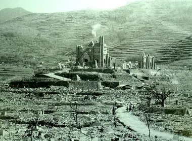 La zona de Urakami destruía y dominada por las ruinas de la catedral. 