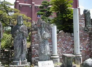 Estatuas en el jardín de la catedral. 